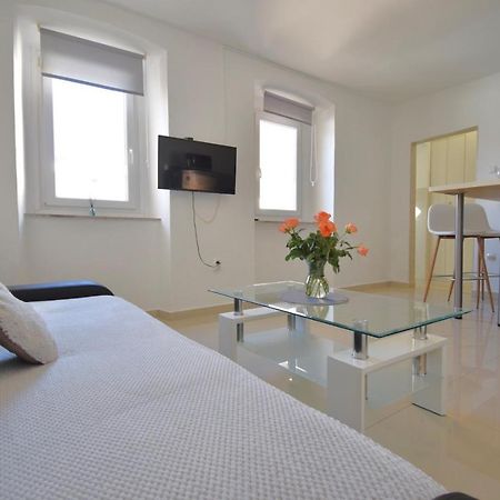 City Centre Apartment With Terrace 2 بولا المظهر الخارجي الصورة