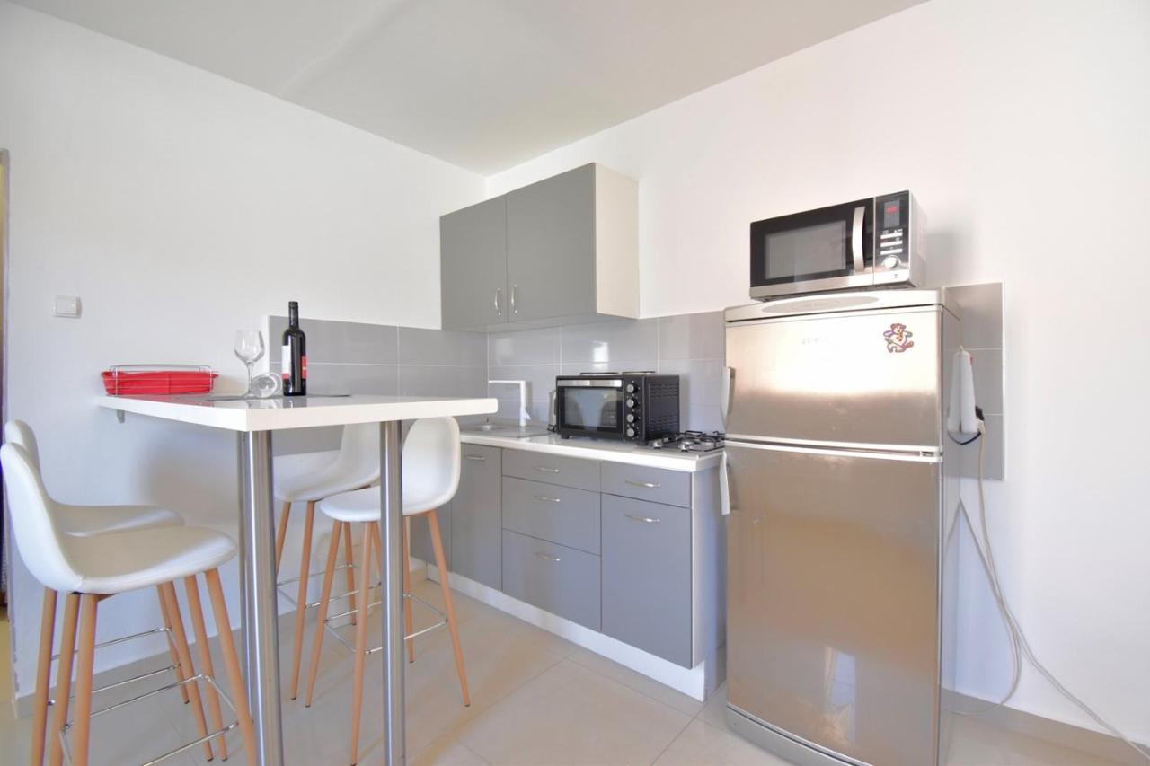 City Centre Apartment With Terrace 2 بولا المظهر الخارجي الصورة