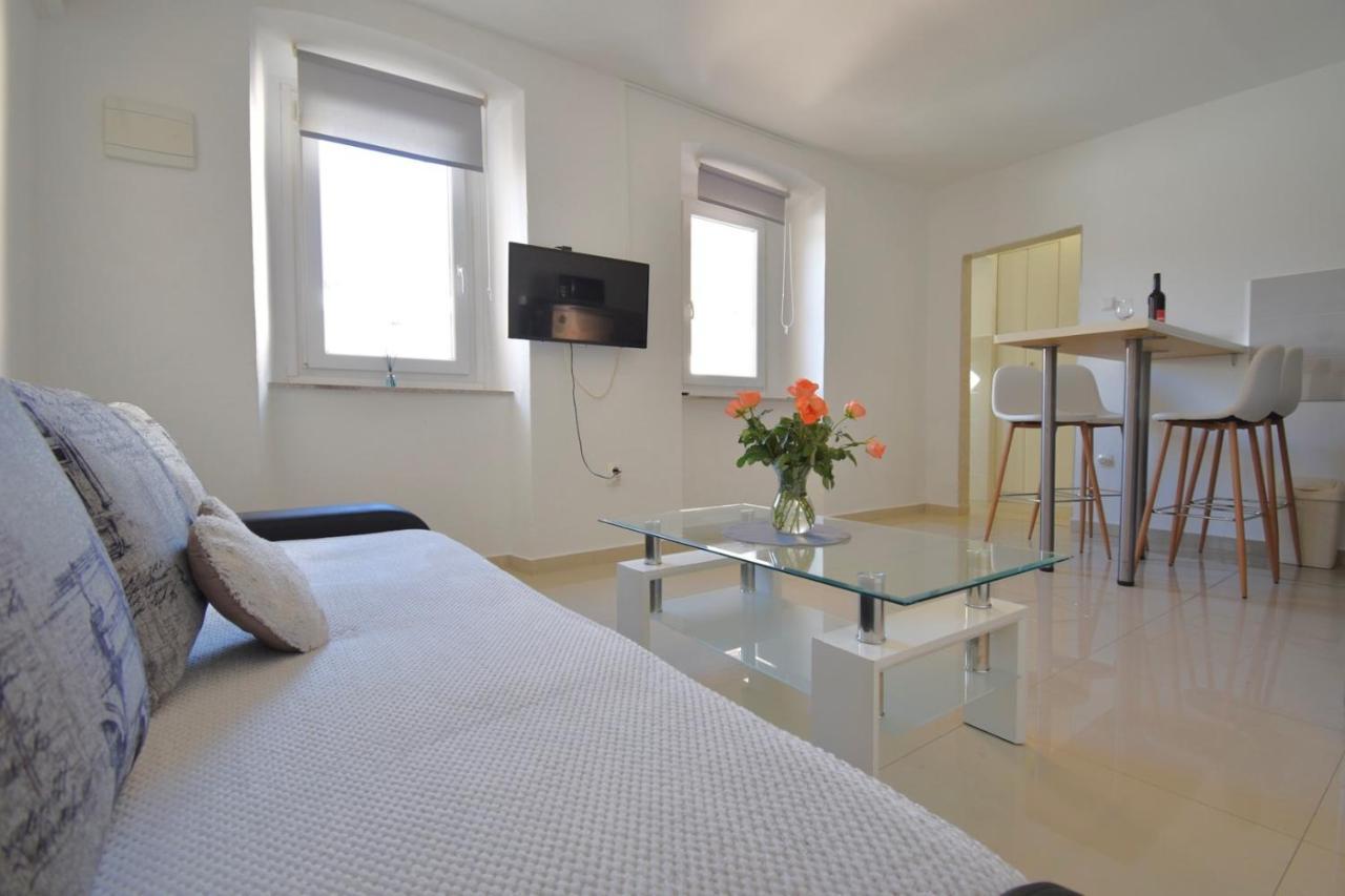 City Centre Apartment With Terrace 2 بولا المظهر الخارجي الصورة