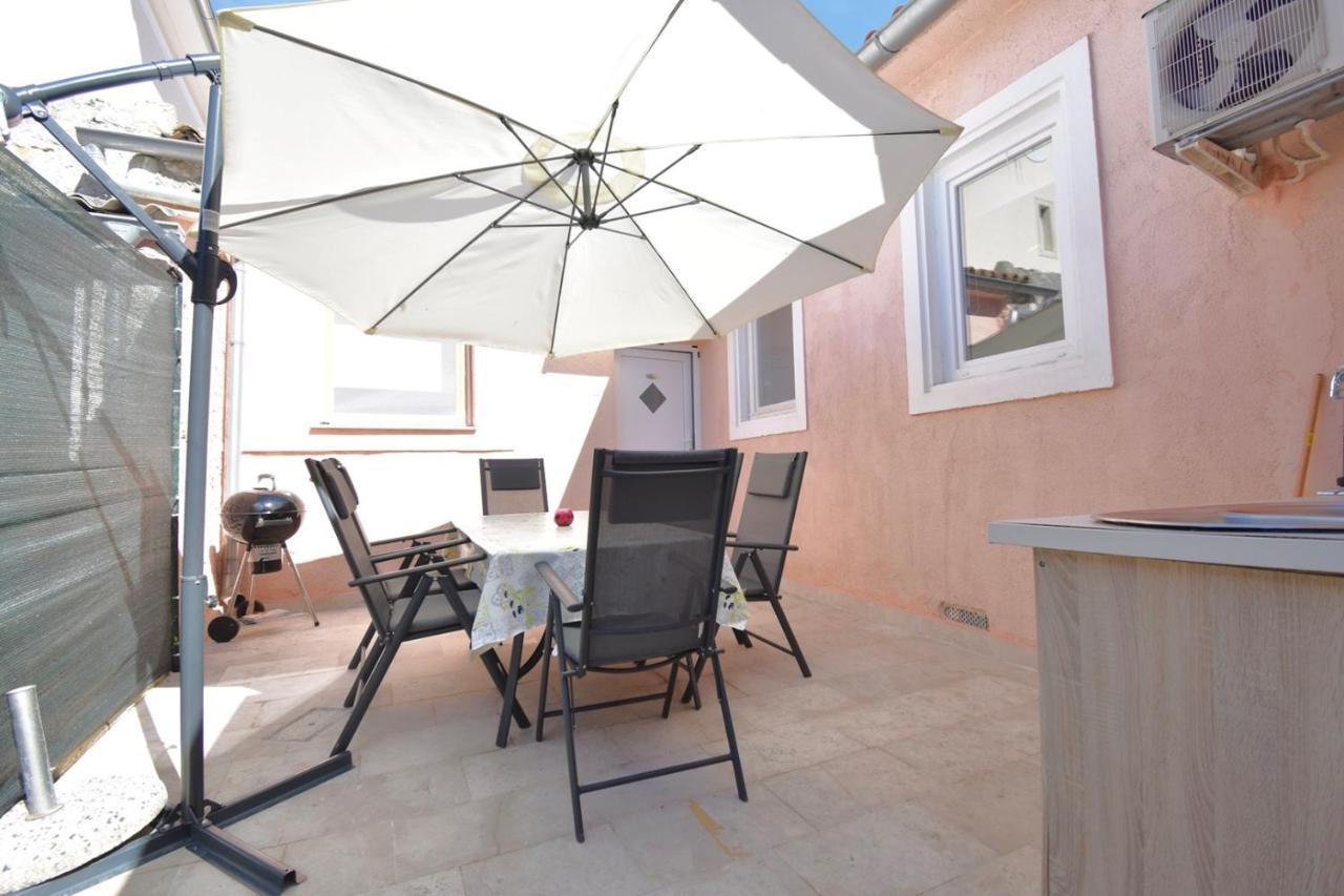 City Centre Apartment With Terrace 2 بولا المظهر الخارجي الصورة