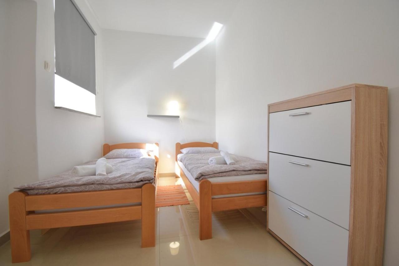 City Centre Apartment With Terrace 2 بولا المظهر الخارجي الصورة