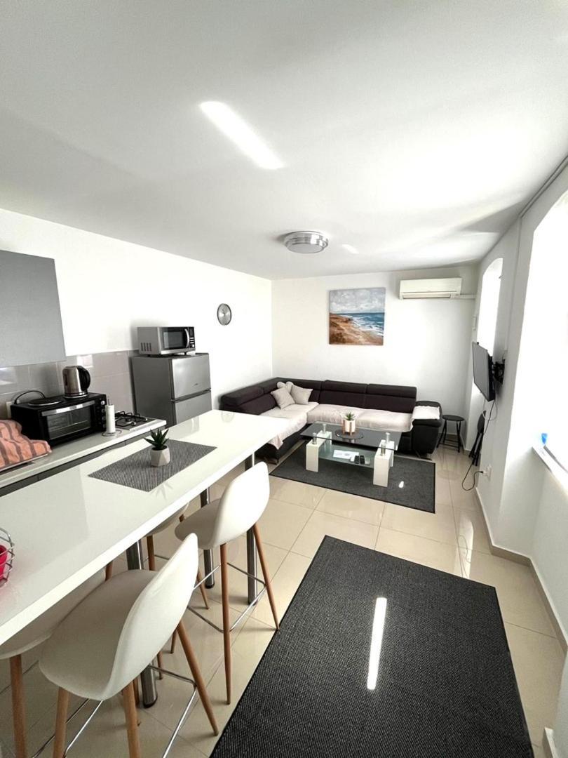 City Centre Apartment With Terrace 2 بولا المظهر الخارجي الصورة