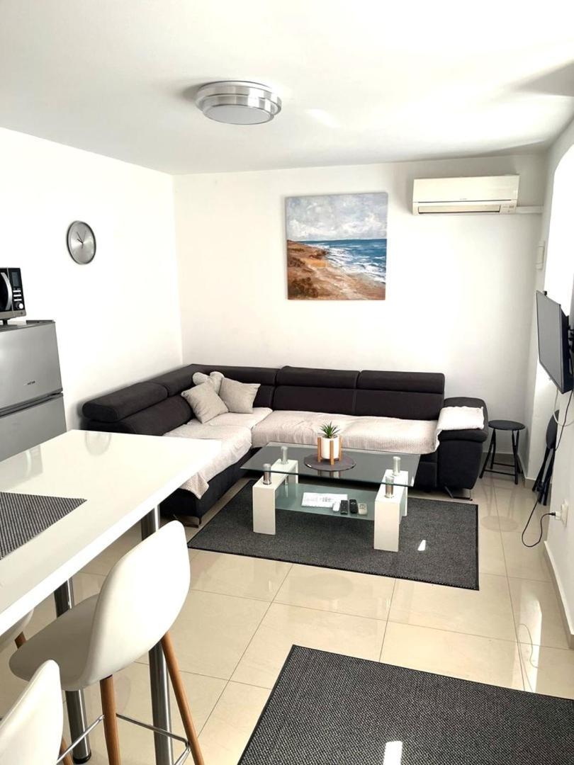 City Centre Apartment With Terrace 2 بولا المظهر الخارجي الصورة